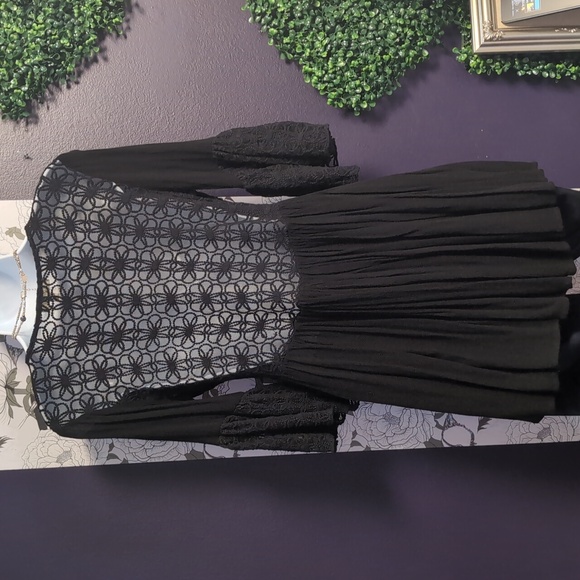 Kori Flower Lace Top - Picture 5 of 7